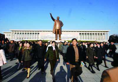 金正恩缅怀先辈，敬献花篮于金日成金正日立像