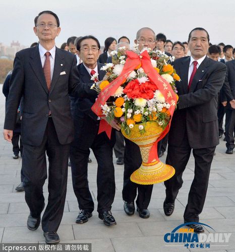 金正恩缅怀先辈，敬献花篮于金日成金正日立像